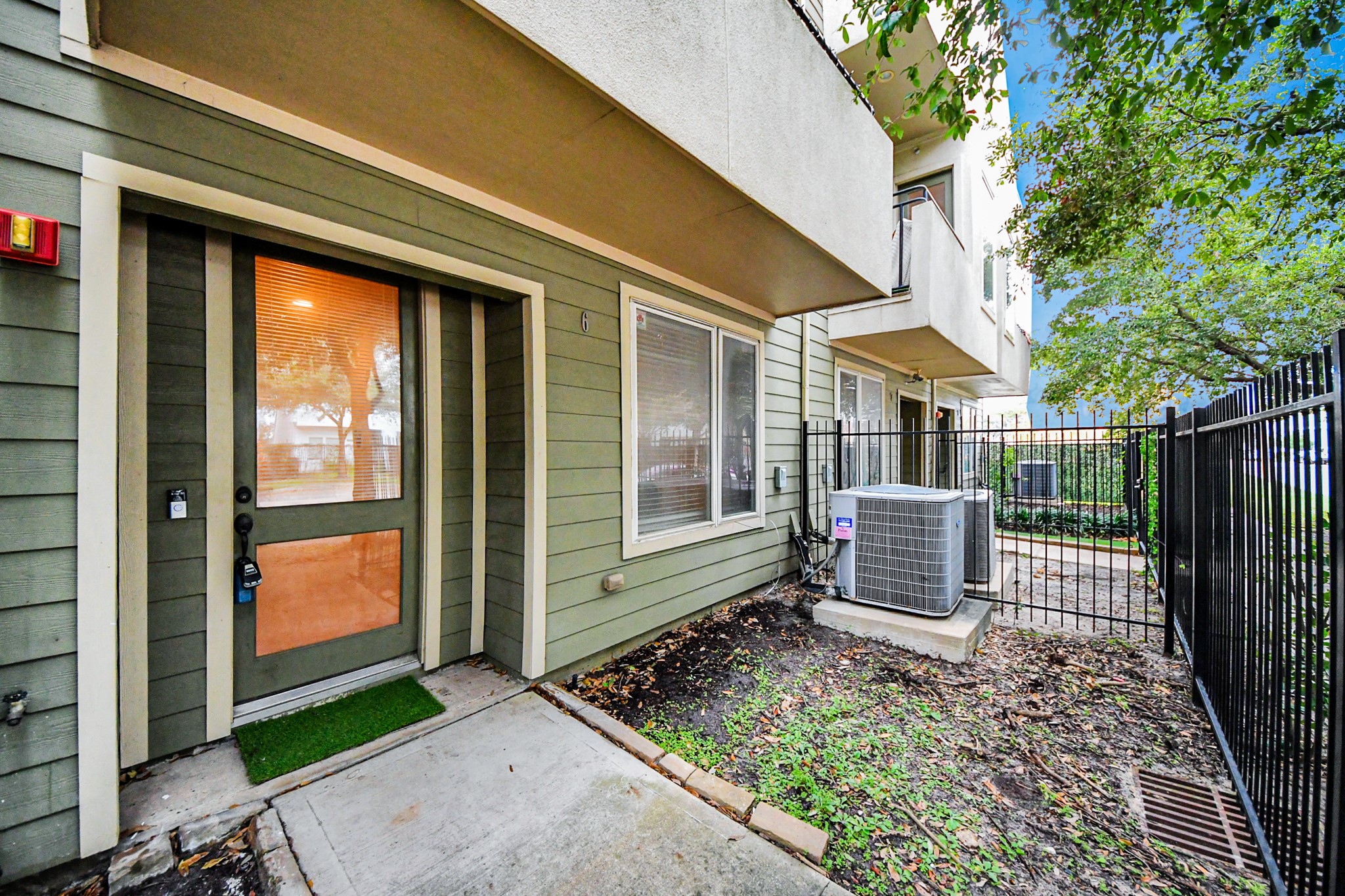 1403 Delano Street, Unit 6 Houston, TX 77003 - Photo 36 of 46 a outdoor view with a sitting space