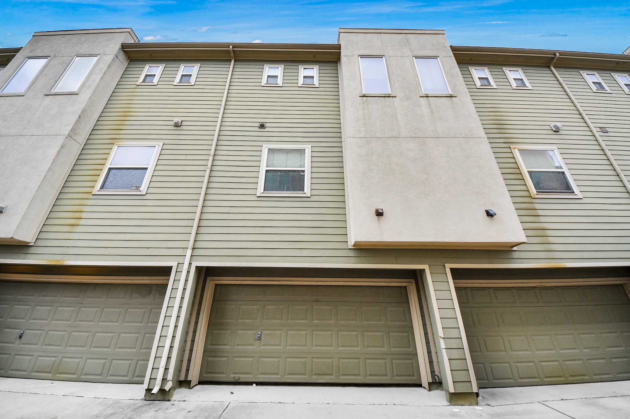 1403 Delano Street, Unit 6 Houston, TX 77003 - Photo 40 of 46 a view of a building with car windows