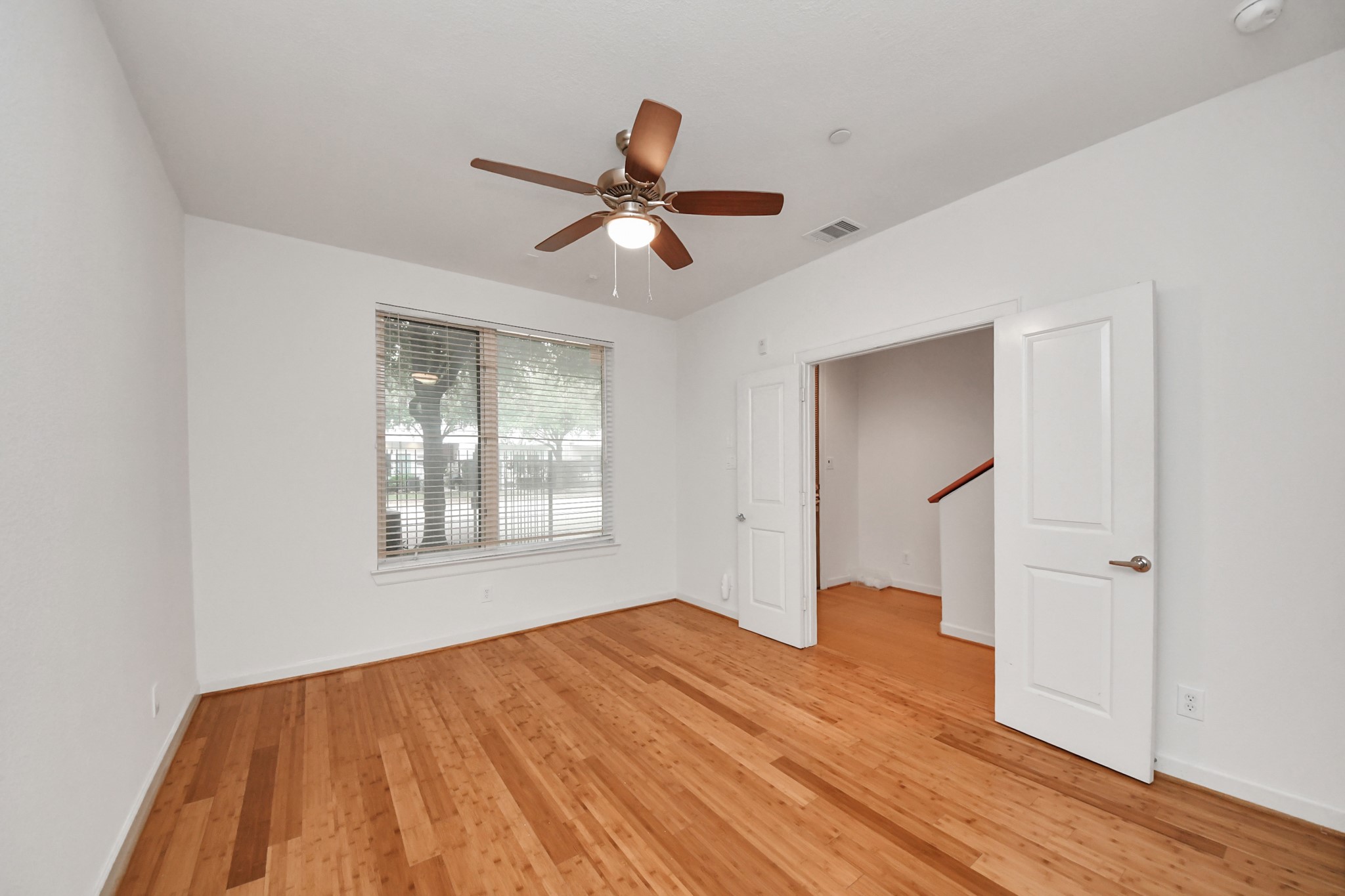 1403 Delano Street, Unit 6 Houston, TX 77003 - Photo 5 of 46 a bedroom with a bed and a window