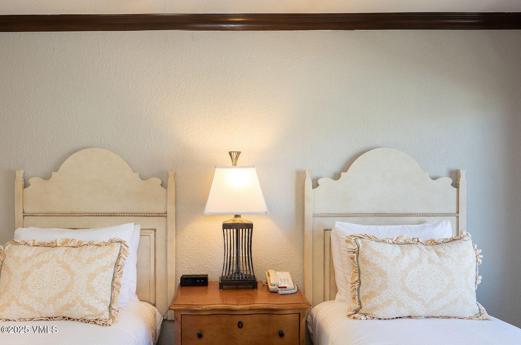 210 Offerson Road, Unit R317 WEEK 4 Beaver Creek, CO 81620 - Photo 16 of 29 a living room with furniture and a lamp