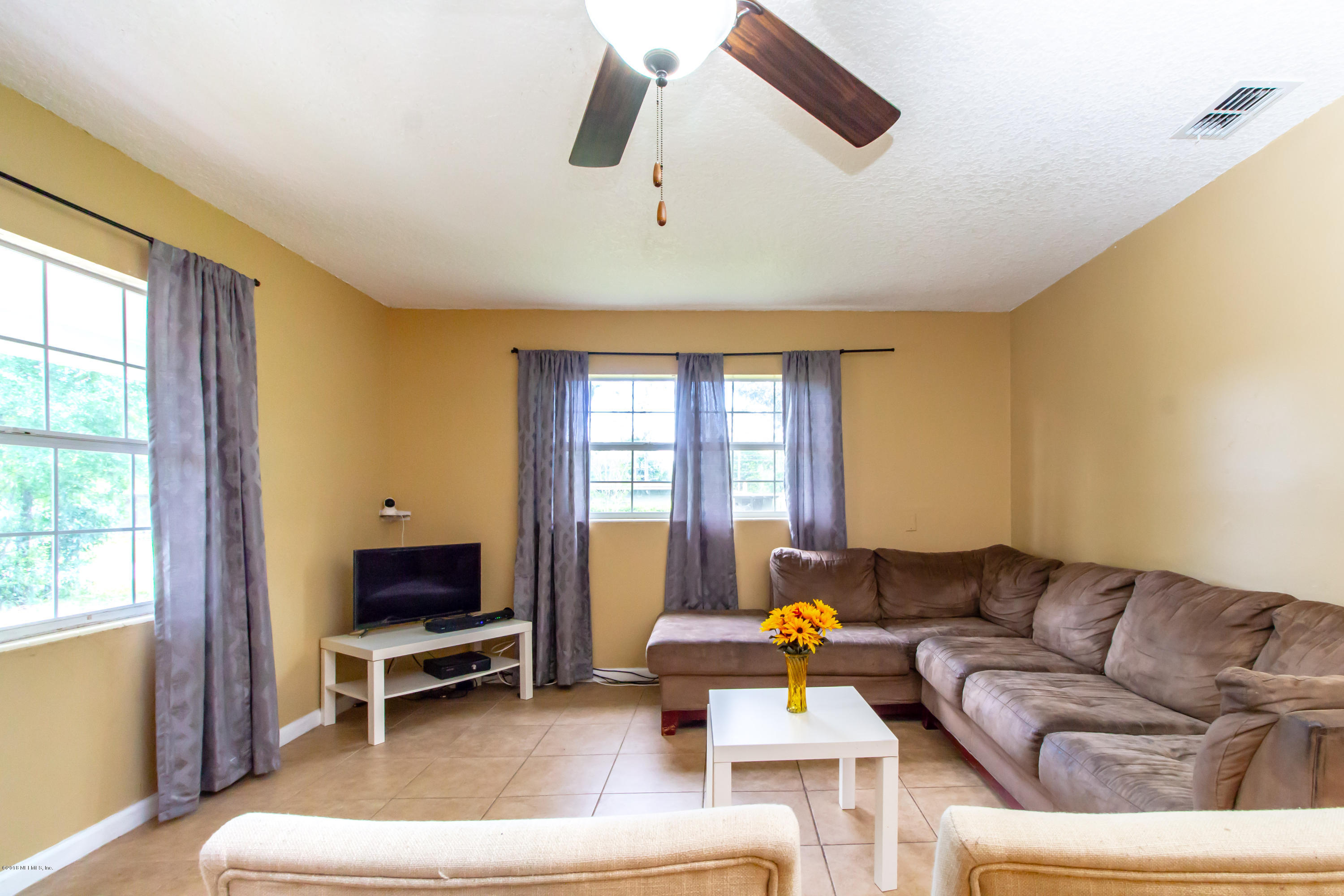 7103 Waikiki Road Jacksonville, FL 32216 - Photo 7 of 21 Living Room View 1