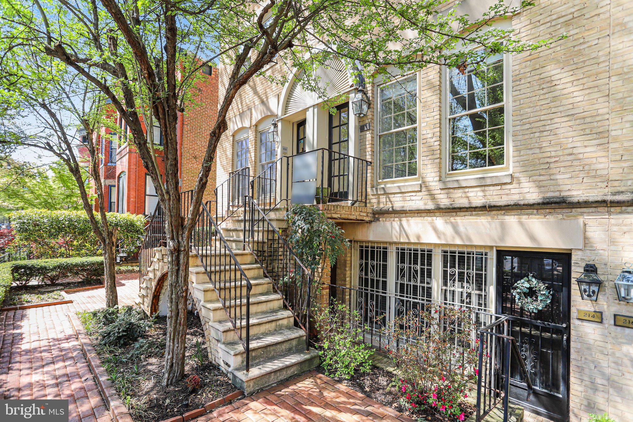 lovely entrance shared with just one neighbor