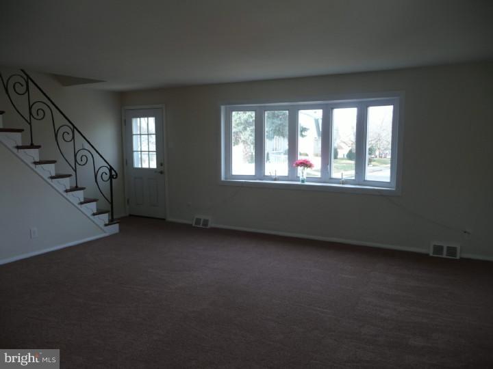 5 Hetzel Road Ridley Park, PA 19078 - Photo 5 of 23 Living Room