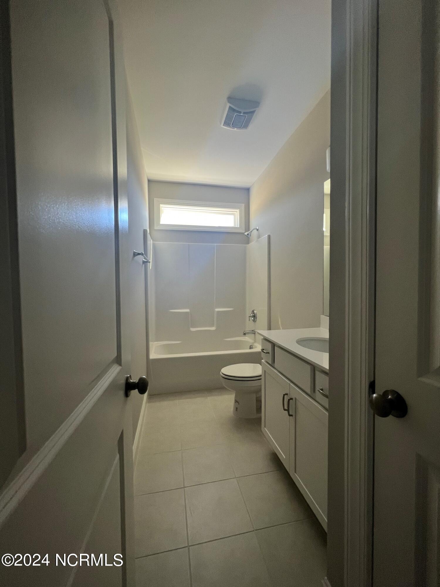 253 West Weatherbee Way Hampstead, NC 28443 - Photo 7 of 23 Marion downstairs bath