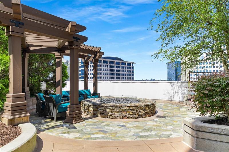 3324 Peachtree Road Northeast, Unit 1419 Atlanta, GA 30326 - Photo 31 of 43 a view of a house with backyard and sitting area