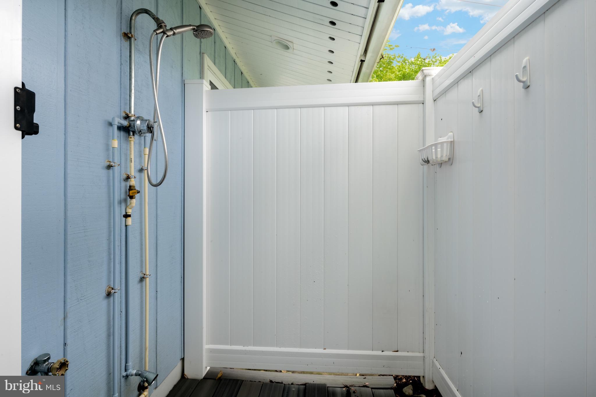 4255 Kings Road Edgewater, MD 21037 - Photo 18 of 30 Outdoor shower