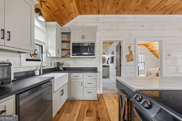 $3,500,000 | 300 Black Pt Drive, Hartwell, GA 30643