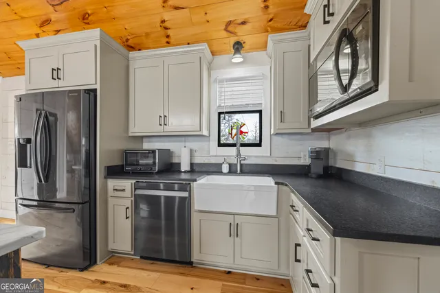 $3,500,000 | 300 Black Pt Drive, Hartwell, GA 30643