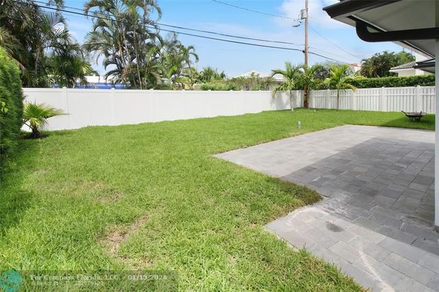 a view of a back yard