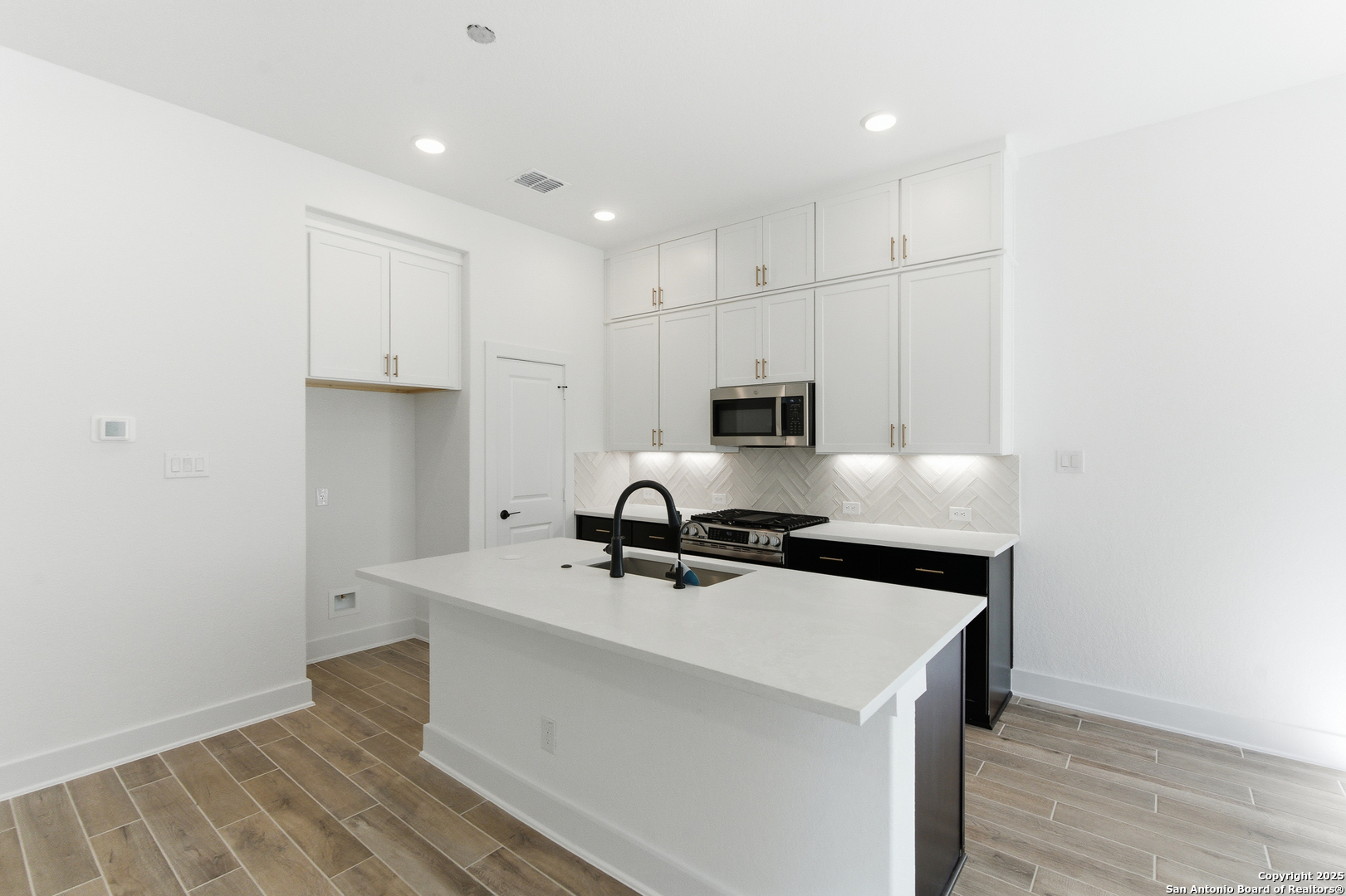 6464 Babcock Road, Unit 717 San Antonio, TX 78249 - Photo 13 of 44 a kitchen with a sink a stove and cabinets