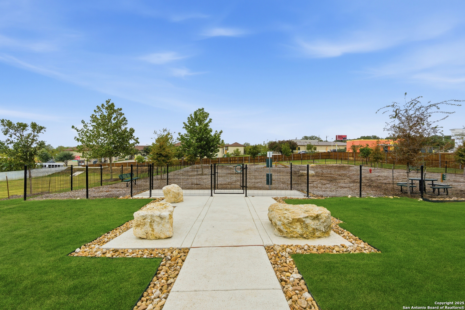 6464 Babcock Road, Unit 717 San Antonio, TX 78249 - Photo 38 of 44 a swimming pool with mountain view