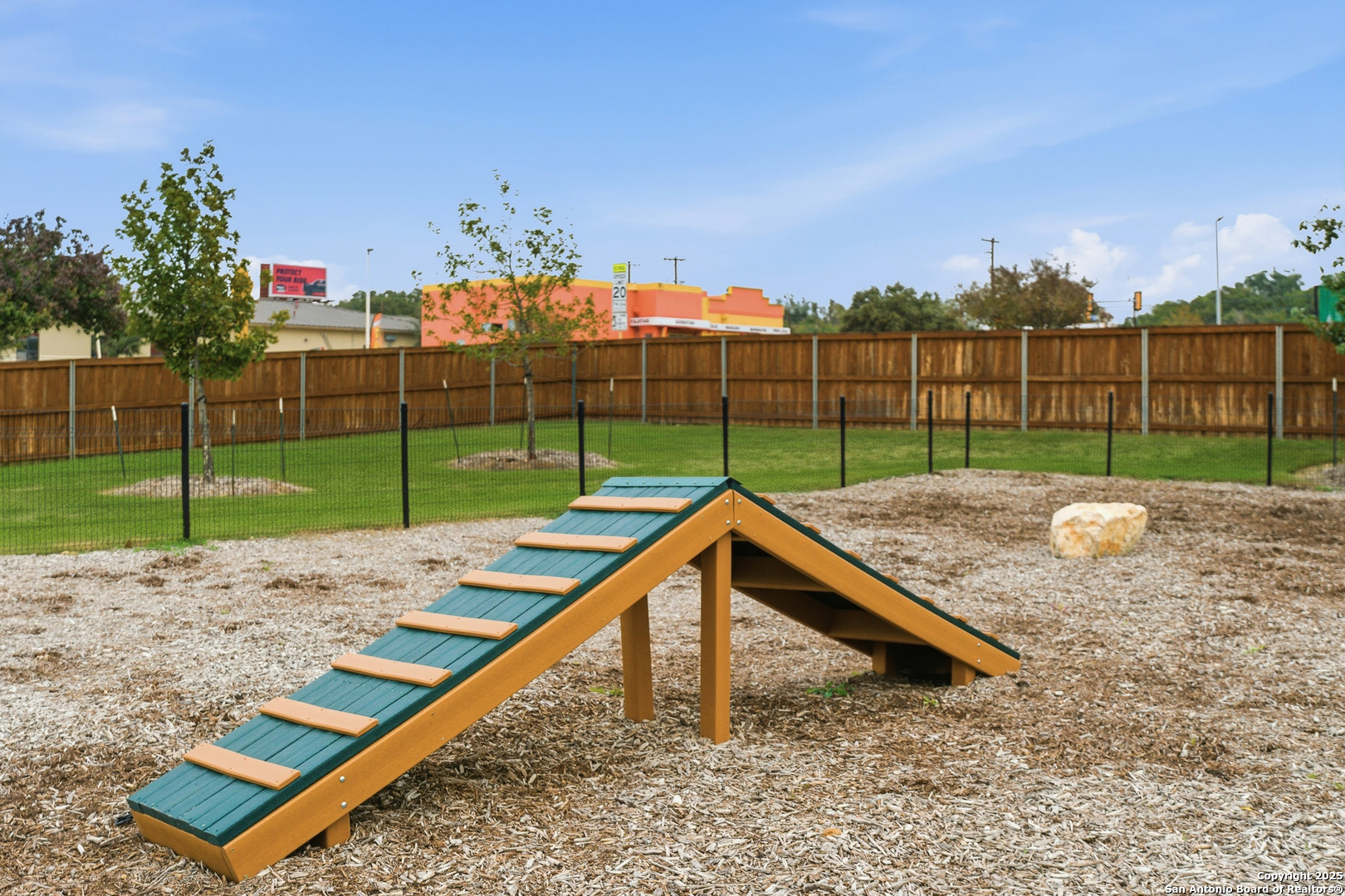 6464 Babcock Road, Unit 717 San Antonio, TX 78249 - Photo 41 of 44 a view of a backyard with a sitting area