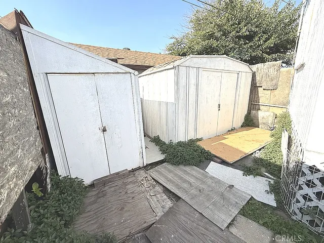 a view of backyard of the house