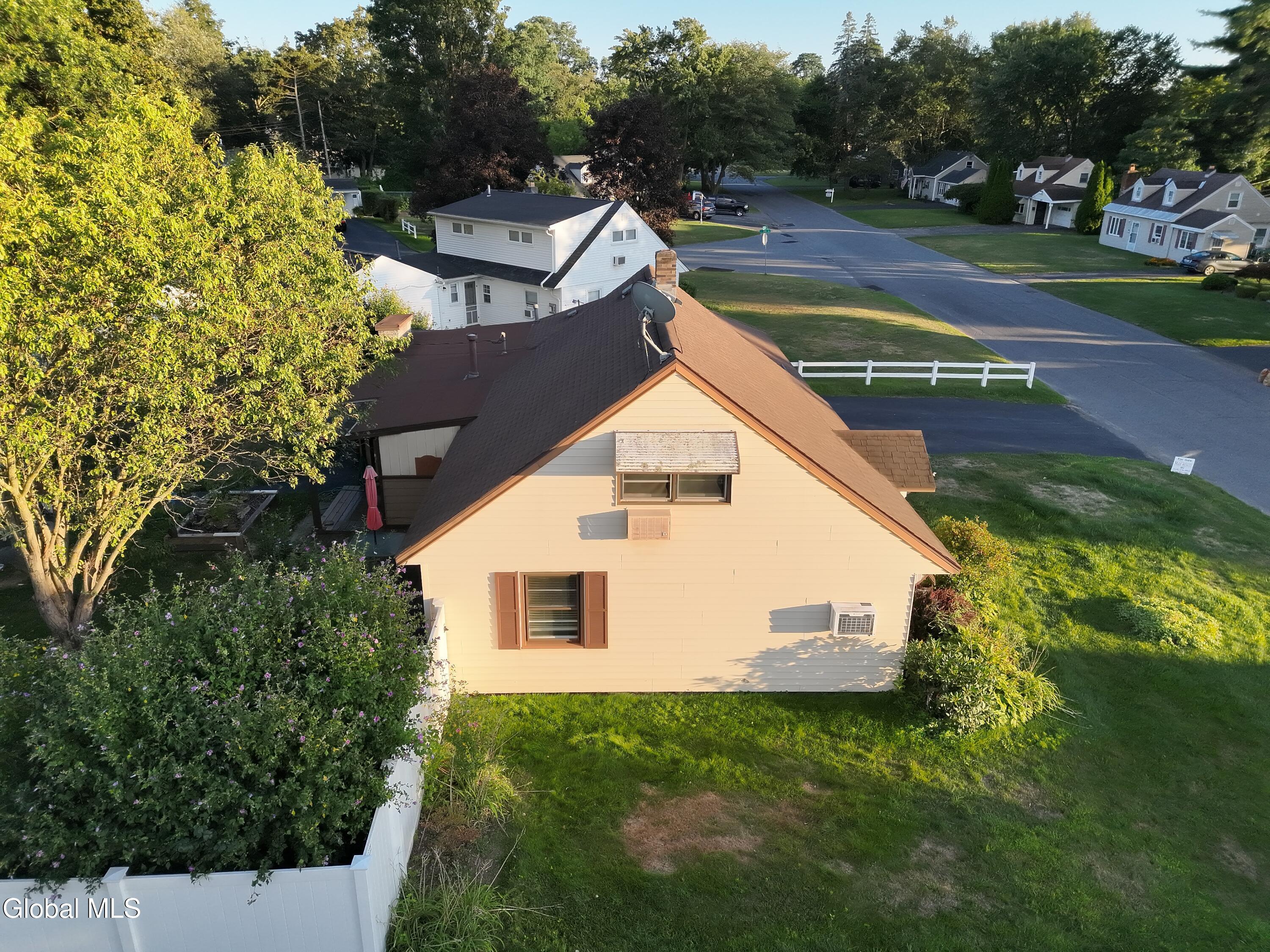 1120 Outer Drive Schenectady, NY 12303 - Photo 4 of 33 org_40da9c3ee98421ec_1756334948000