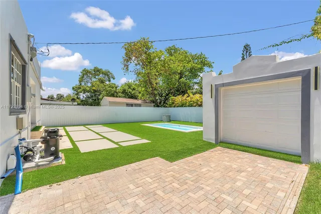 a view of backyard of the house