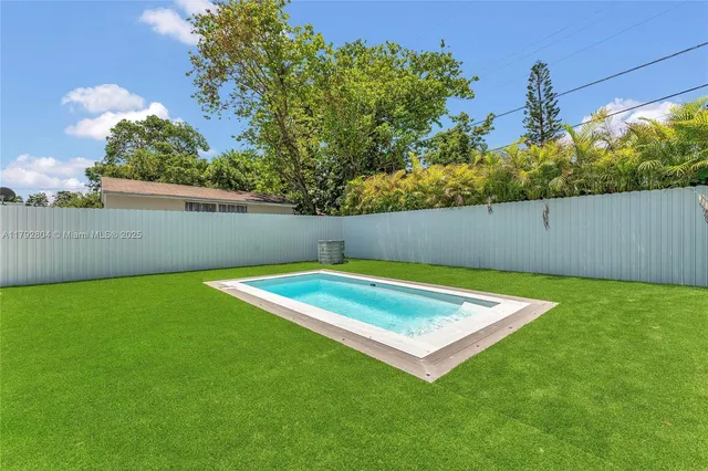 a view of a backyard