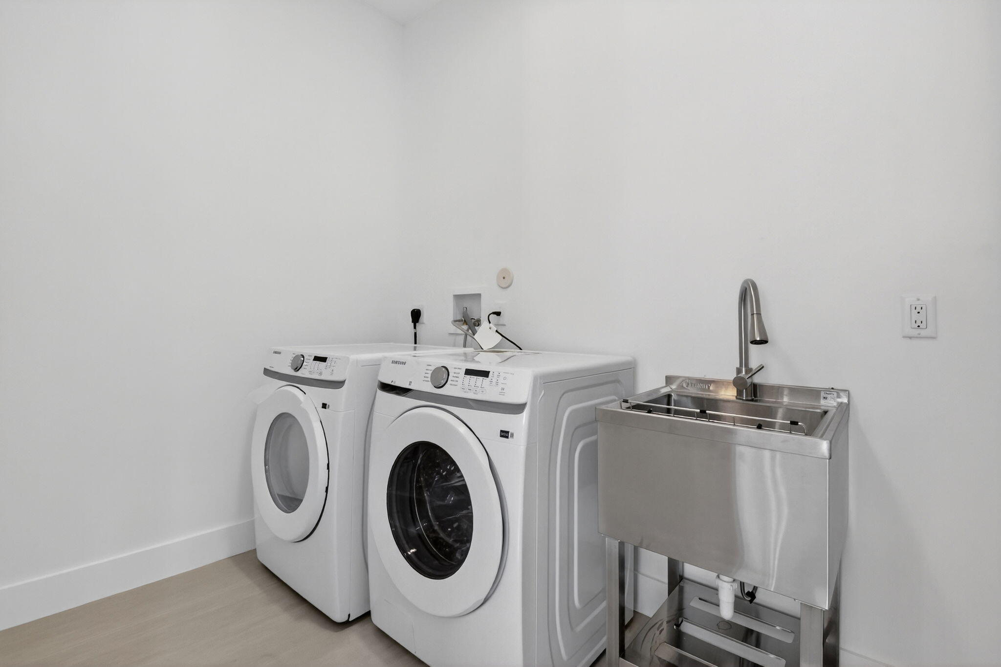 3920 Espan Court Palm Springs, FL 33461 - Photo 21 of 51 a utility room with dryer and washer