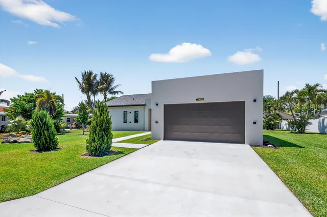 $895,000 | 3920 Espan Court, Palm Springs, FL 33461