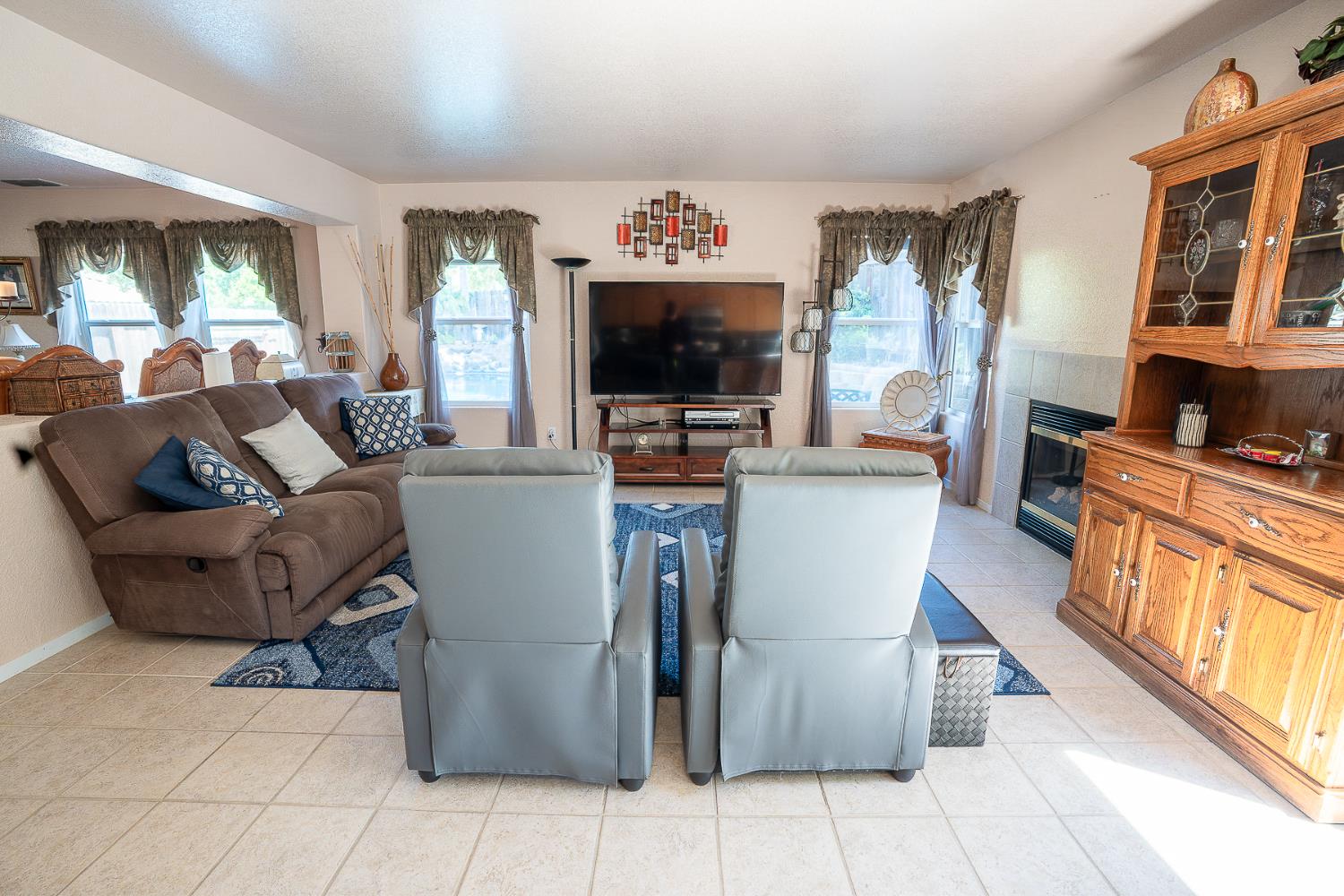 4237 Narraganset Way Mather, CA 95655 - Photo 5 of 40 a living room with furniture and a flat screen tv