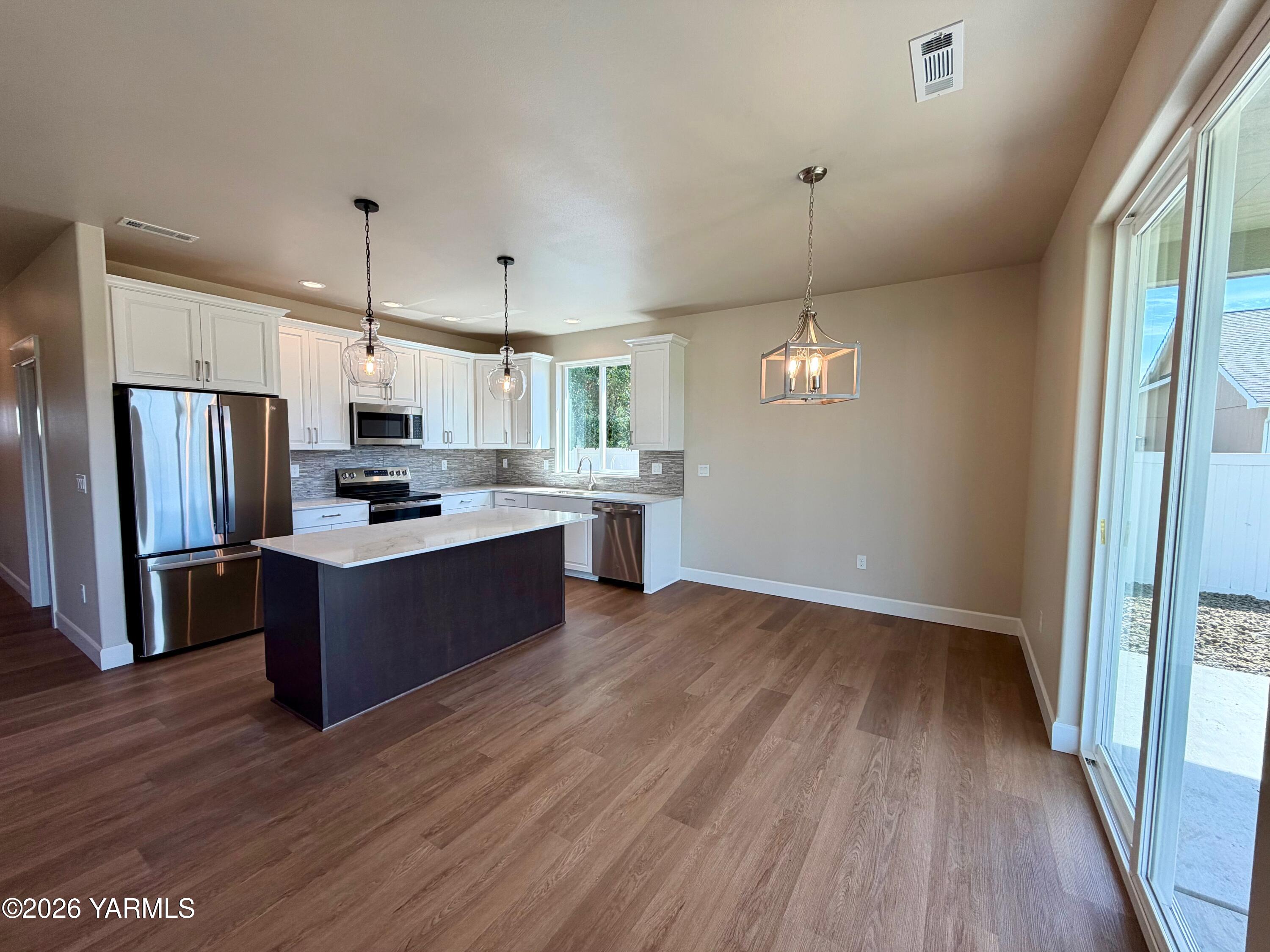 5912 Crestfields Road Yakima, WA 98903 - Photo 8 of 29 dining2
