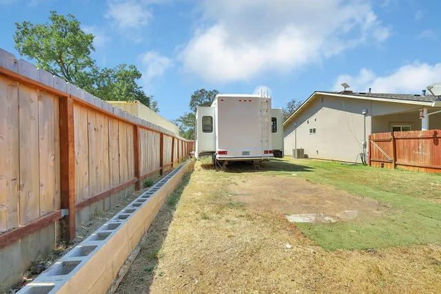 a view of a yard with basketball court