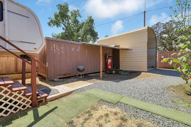 a view of a tennis court