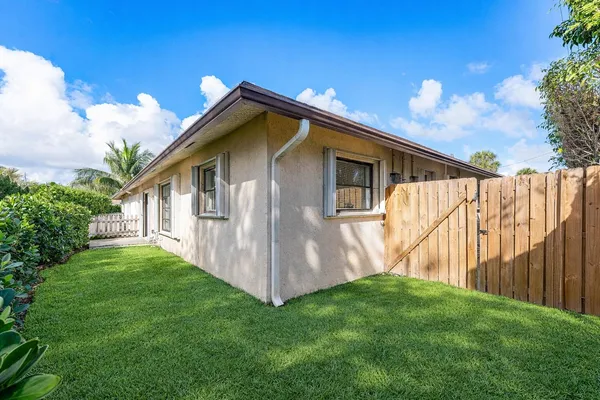 a view of backyard with garden