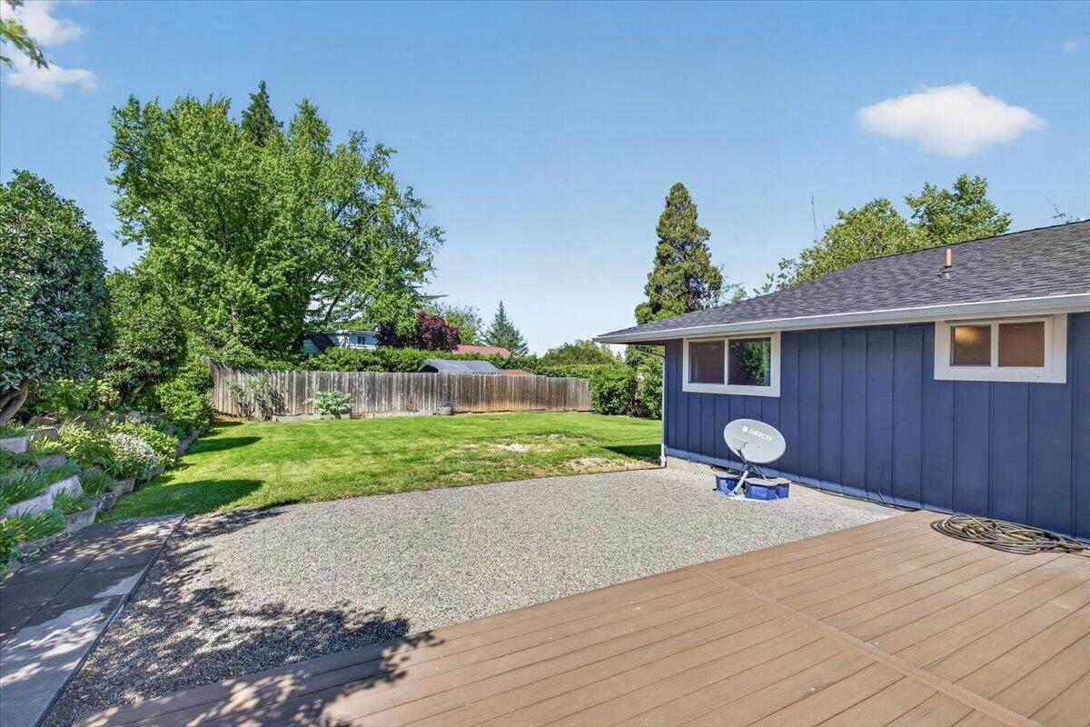 309 North Berkeley Way Medford, OR 97504 - Photo 28 of 32 Large backyard