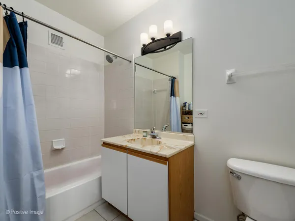 $299,900 | 600 North Dearborn Street, Unit 1705, Chicago, IL 60654