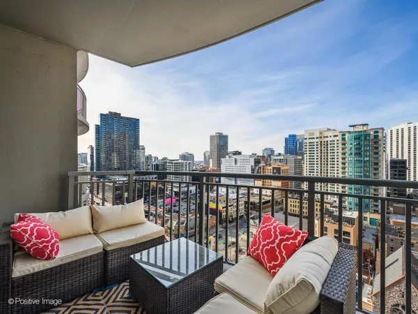$299,900 | 600 North Dearborn Street, Unit 1705, Chicago, IL 60654