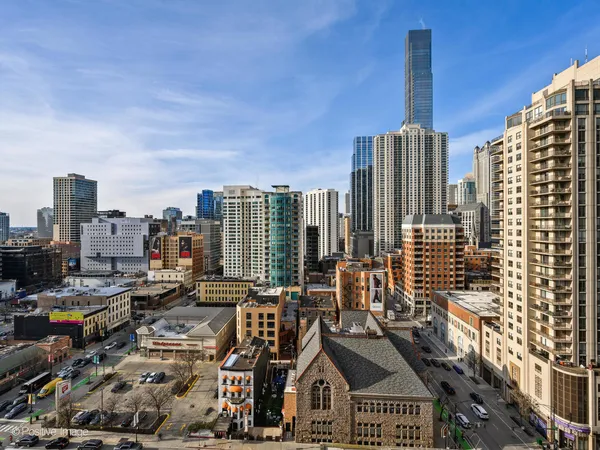 $299,900 | 600 North Dearborn Street, Unit 1705, Chicago, IL 60654