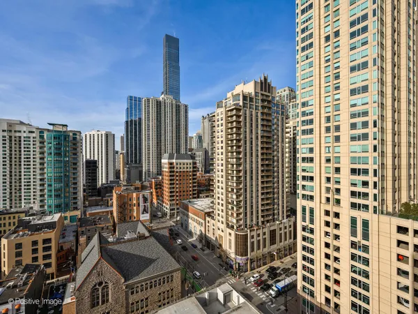 $299,900 | 600 North Dearborn Street, Unit 1705, Chicago, IL 60654