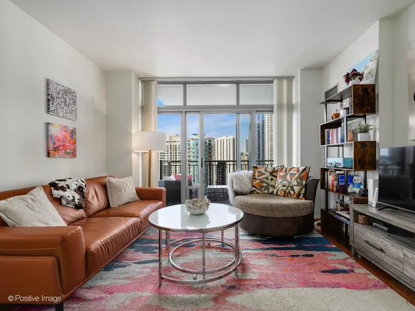 $299,900 | 600 North Dearborn Street, Unit 1705, Chicago, IL 60654