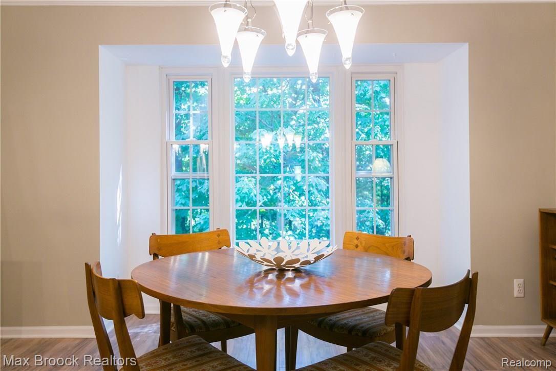 1655 Huntington Park Rochester, MI 48309 - Photo 13 of 40 Simple Elegance!