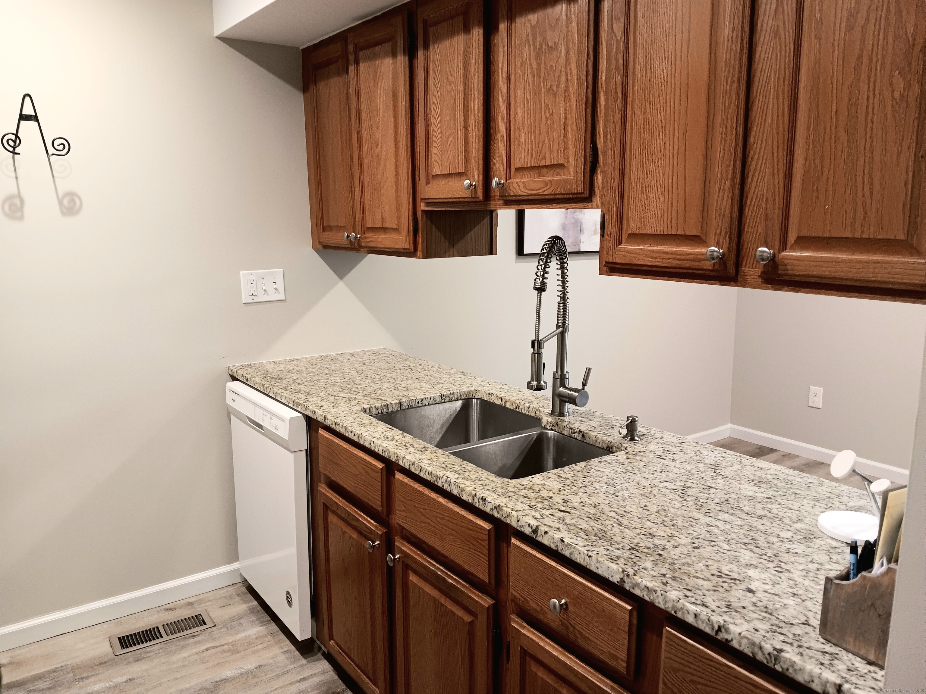 380 Hitchcock Road, Unit 112 Waterbury, CT 06705 - Photo 2 of 27