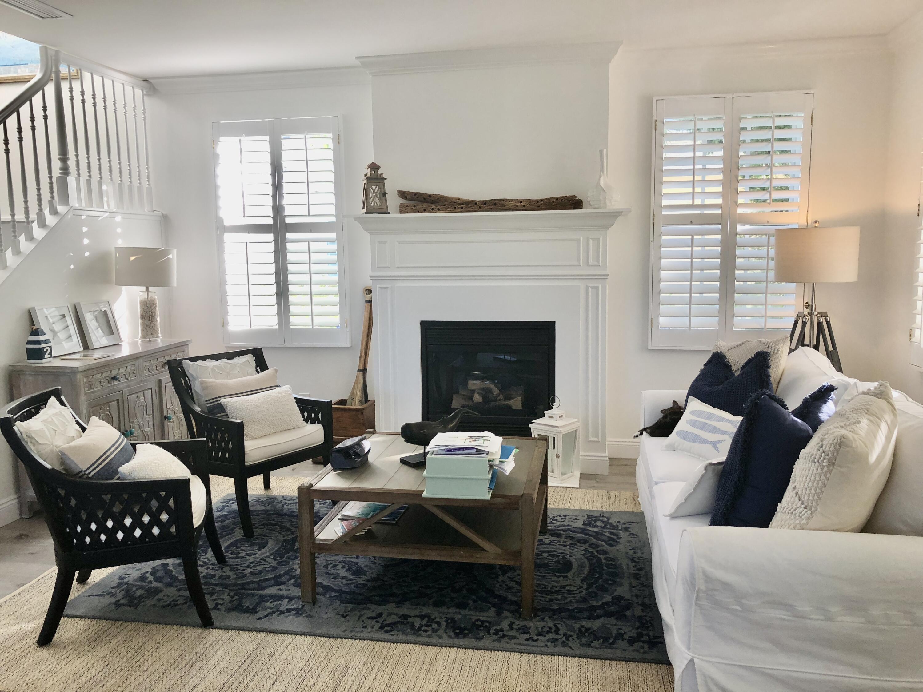 296 Barbados Drive Jupiter, FL 33458 - Photo 9 of 24 Living Room