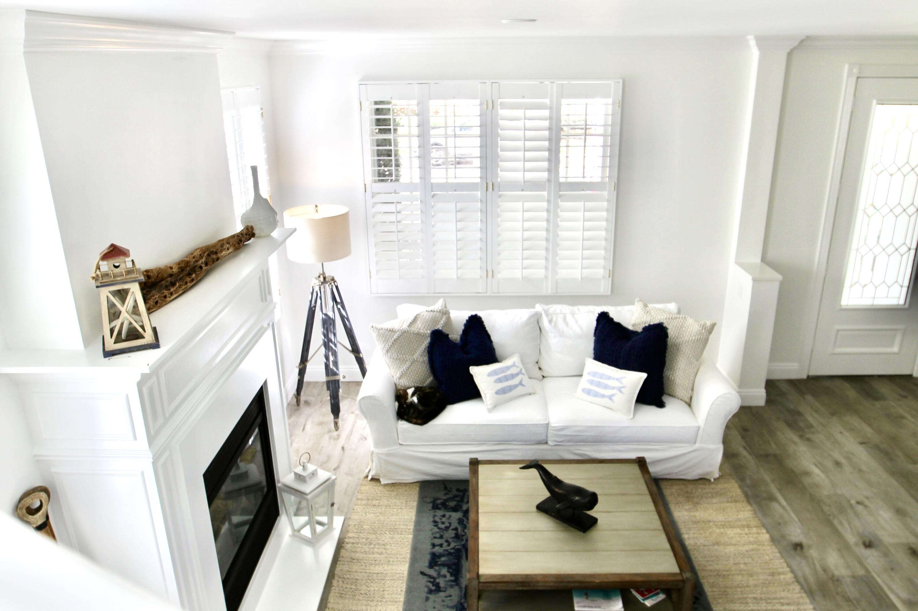 296 Barbados Drive Jupiter, FL 33458 - Photo 10 of 24 Living Room