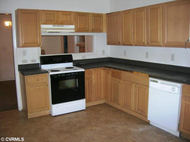 3063 Decatur Street Richmond, VA 23224 - Photo 3 of 6 Kitchen - Kitchen with PLENTY of cabinet space and appliances convey!
