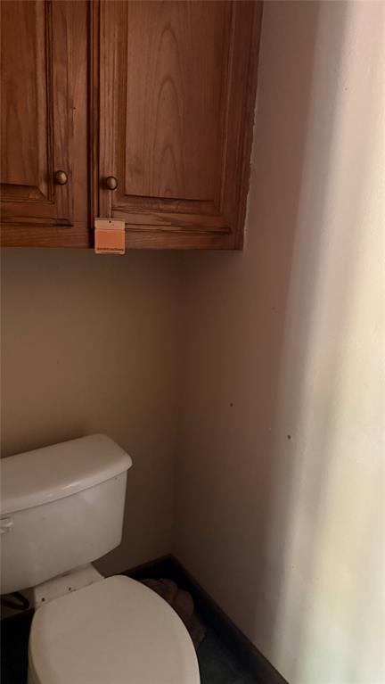 6582 Taylor Road Kaufman, TX 75142 - Photo 22 of 40 a bathroom with a toilet