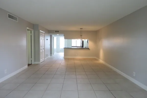 $2,300 | 193 Lakeview Drive, Unit 205, Weston, FL 33326