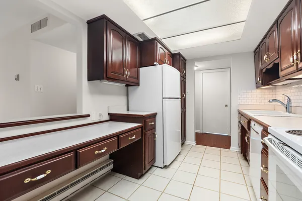 $179,900 | 3001 West Heritage Drive, Unit 106, Joliet, IL 60435