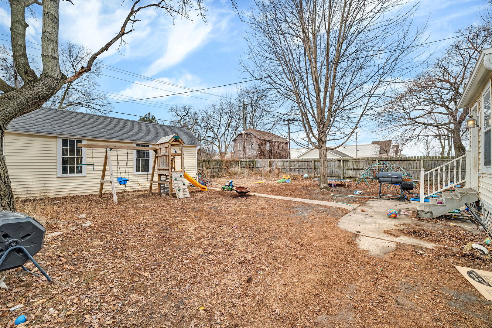 565 East Norris Drive Ottawa, IL 61350 - Photo 23 of 42 a view of a yard with a large tree in it