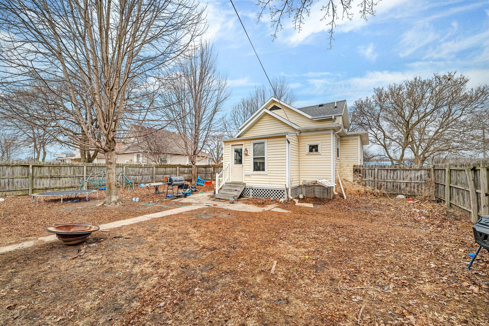 565 East Norris Drive Ottawa, IL 61350 - Photo 24 of 42 a view of a yard with a house and a snow