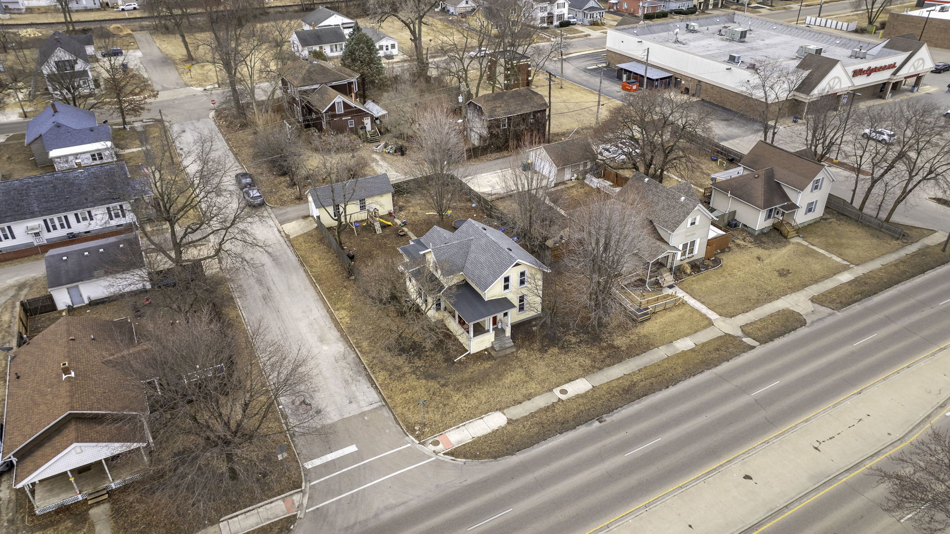 565 East Norris Drive Ottawa, IL 61350 - Photo 31 of 42 a view of a city from a terrace