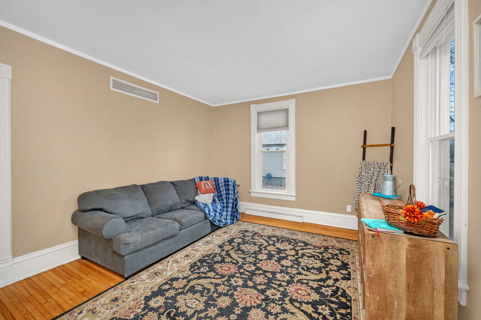 565 East Norris Drive Ottawa, IL 61350 - Photo 6 of 42 a living room with furniture and a rug