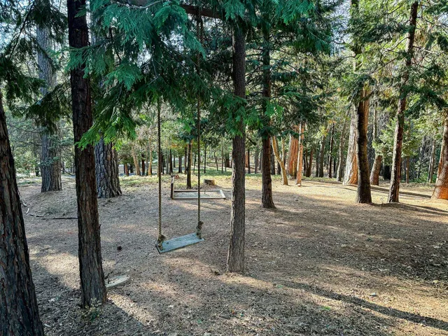 a view of a house with backyard