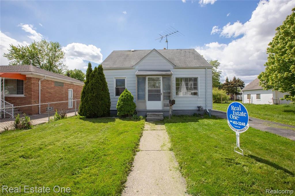 24553 Flower Avenue Eastpointe, MI 48021 - Photo 3 of 18