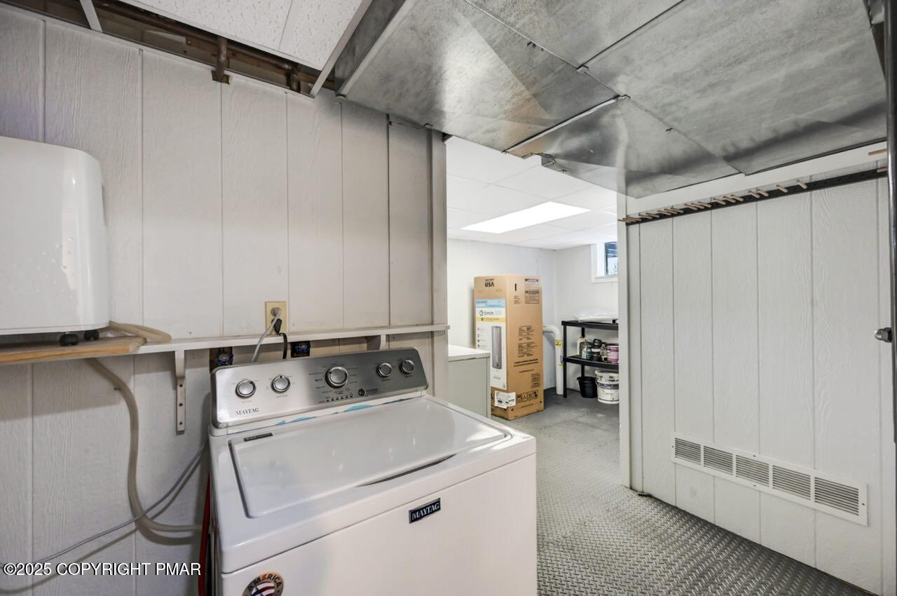 124 Fern Ridge Road Blakeslee, PA 18610 - Photo 58 of 69 a utility room with dryer and washer