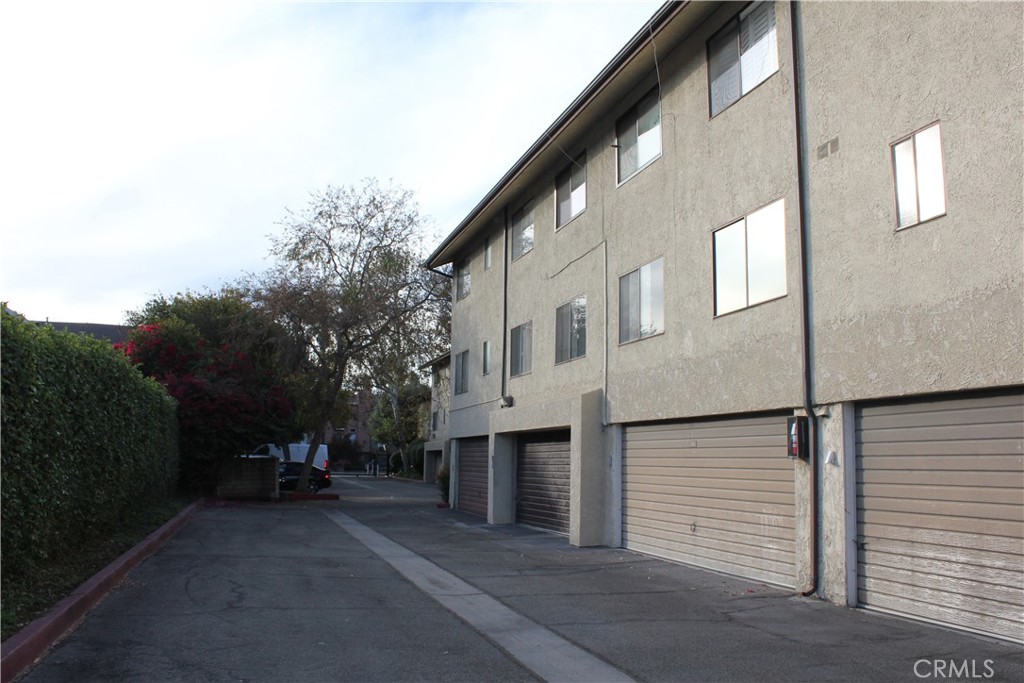 7304 Corbin Avenue, Unit F Reseda, CA 91335 - Photo 5 of 12 a couple of table and chair in the house