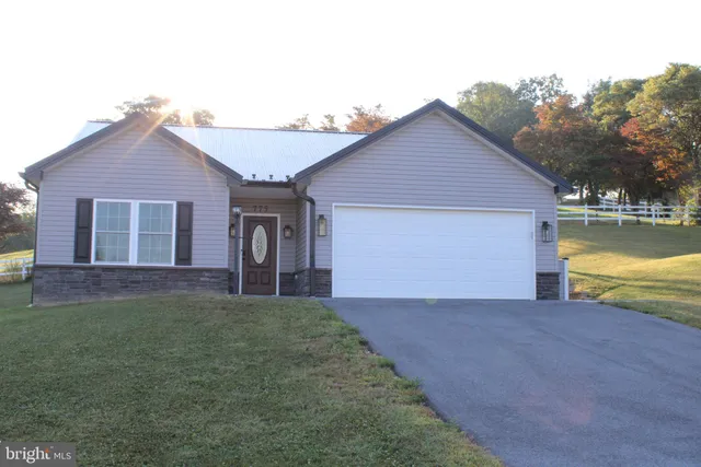 a view of a house with a yard and garage